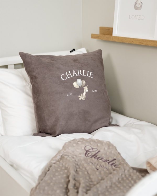 Barnkuddar med djurmotiv och namn