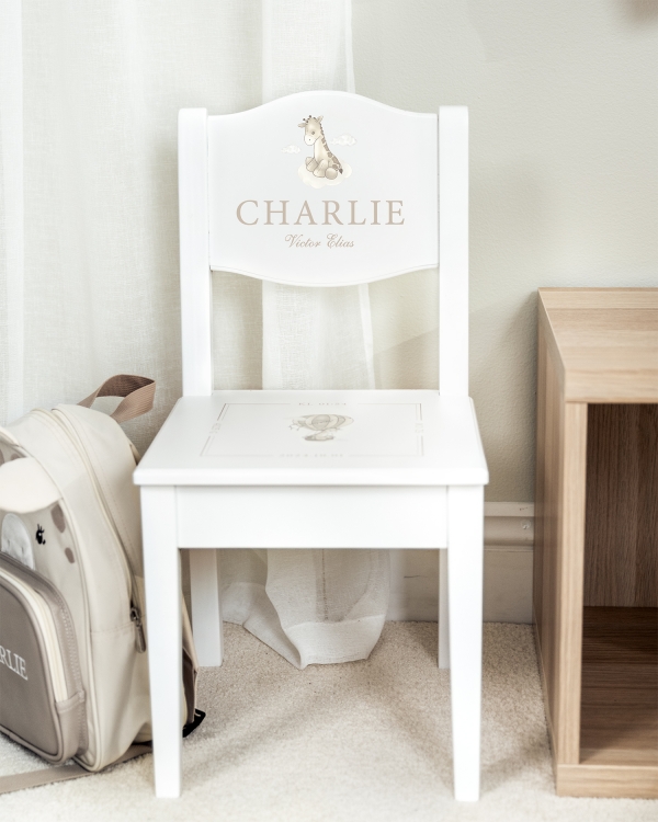 Vit stol med personligt tryck, perfekt doppresent