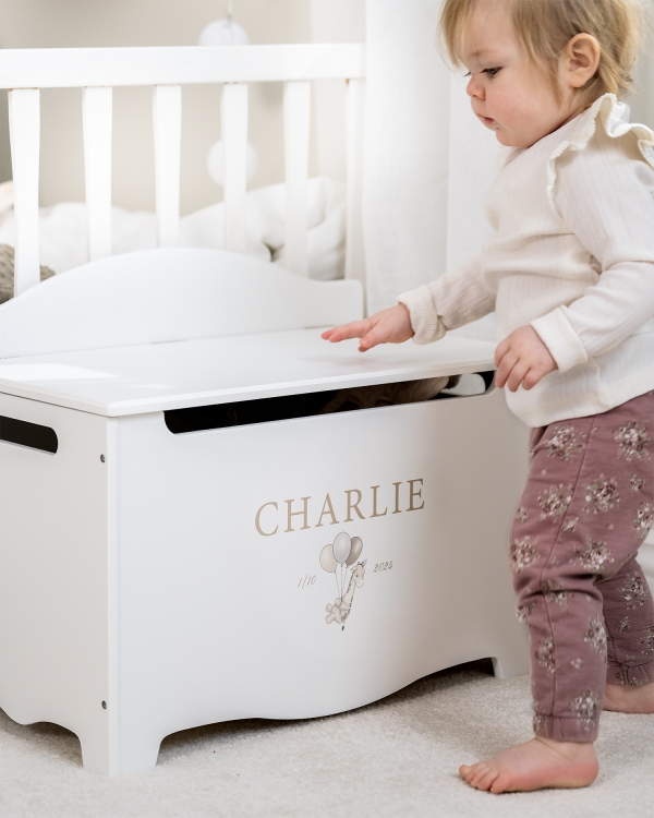 Vit förvaringskista i trä med giraffmotiv och personligt namn