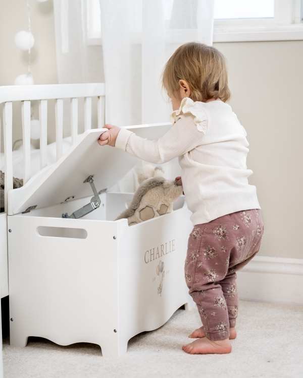 Vit förvaringskista i trä med giraffmotiv och personligt namn