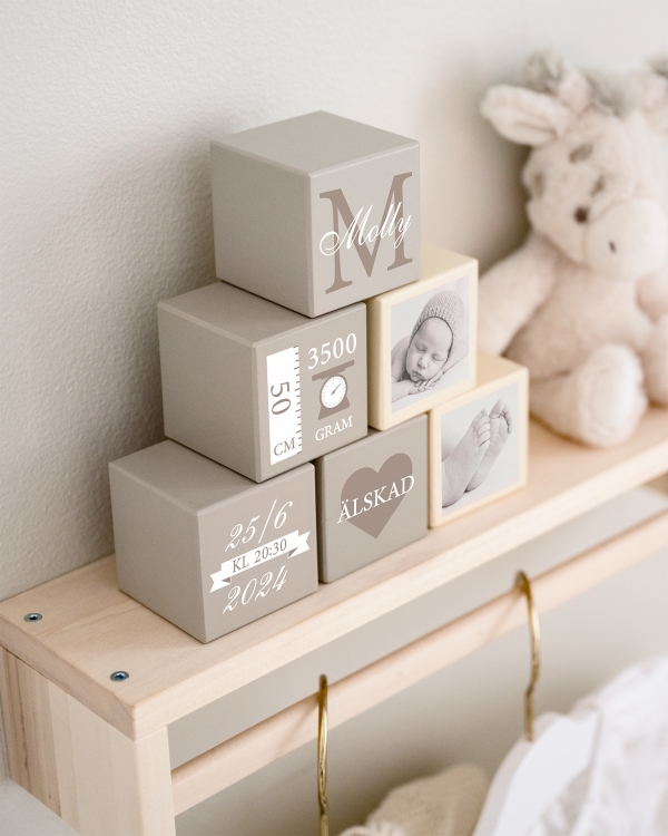 klossar med personligt motiv och text till bebis