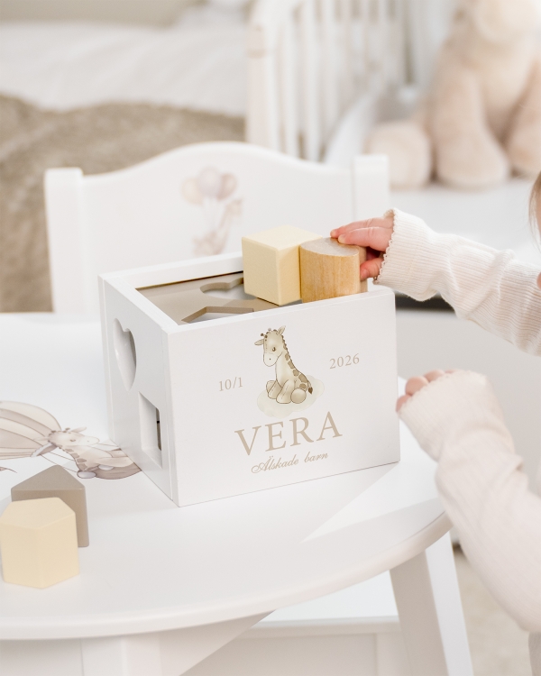 Vit plocklåda med giraffmotiv och namn
