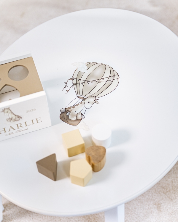 Vitt barnbord med giraffmotiv