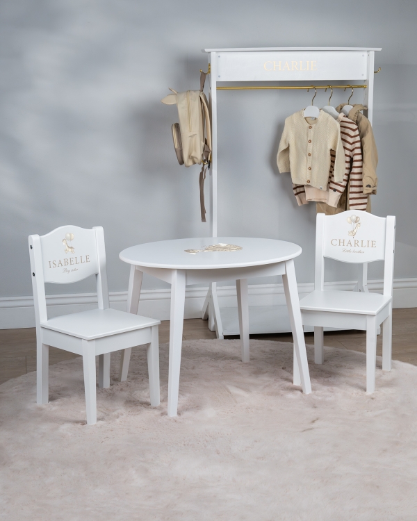 Vit barnstol och bord med giraffmotiv samt namn och valfri text