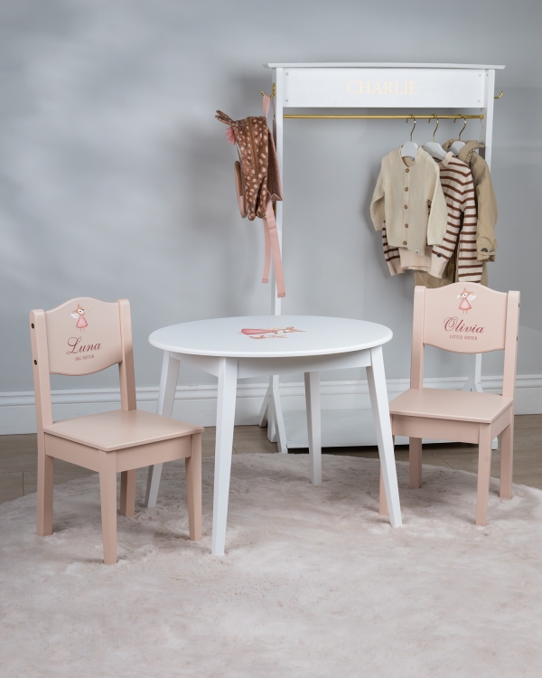 Barnmöbler med rådjursmotiv och namn