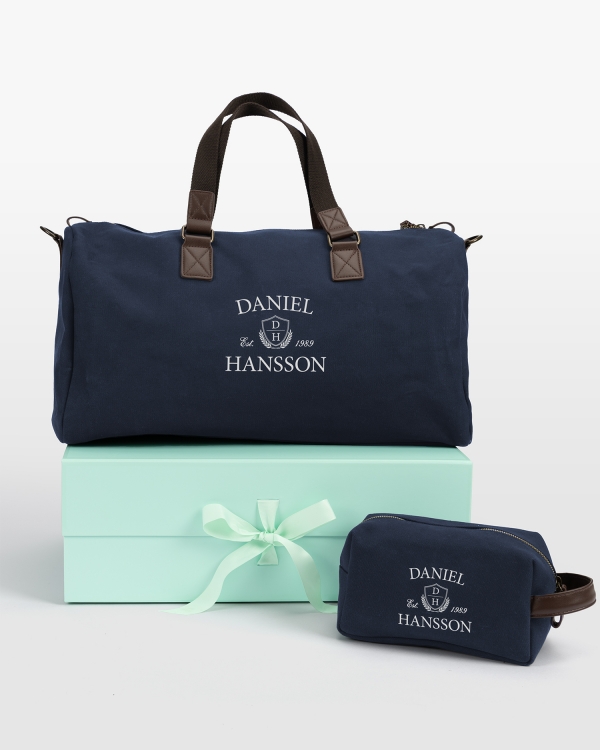 marinblått set med necessär och duffle bag med namn