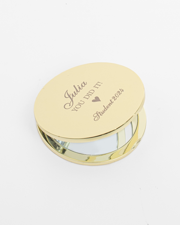 Fickspegel med gravyr i guld som passar perfekt som en personlig studentpresent