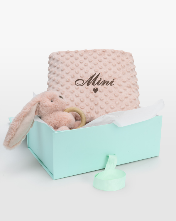 Gåvoset med gosedjur och bitring samt filt märkt med barnets namn