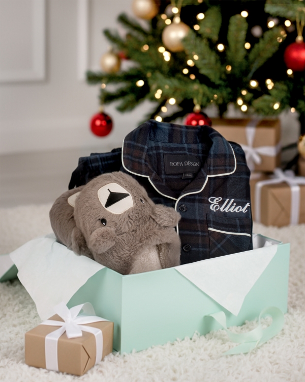 personlig julklapp med namn till barn, flanellpyjamas med namn och tofflor