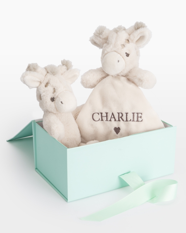 presentset med gosedjur och snuttefilt med brodyr