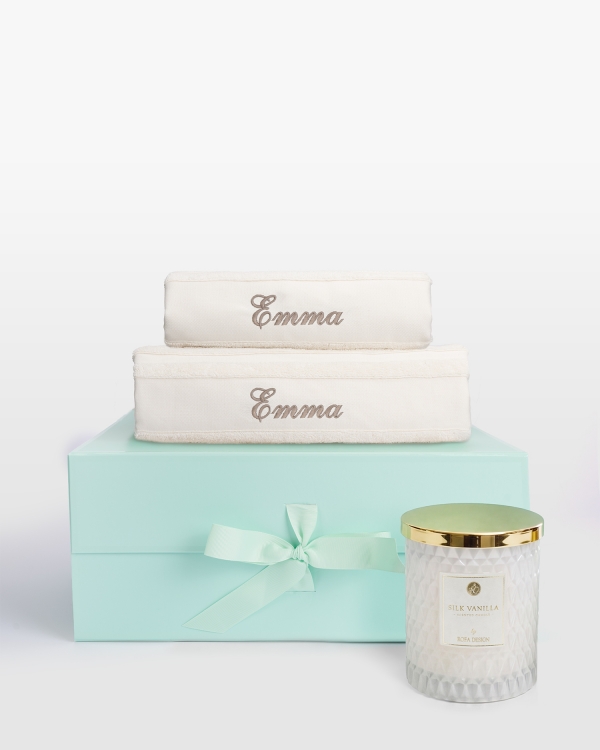 presentset med doftljus och cremefärgade handdukar broderade med valfritt namn