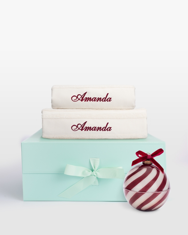 presentset med 2 st broderade handdukar med namn och 1 st doftljus med form som en julkula