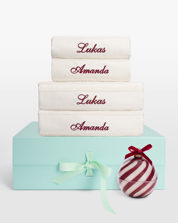 Handduksset med 2 st handdukar broderade med namn och ett doftljus formad som en julkula