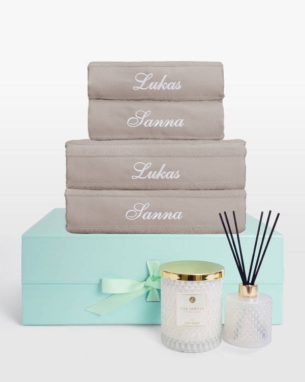 handduksset med broderat namn i presentlåda med doftljus och doftpinnar