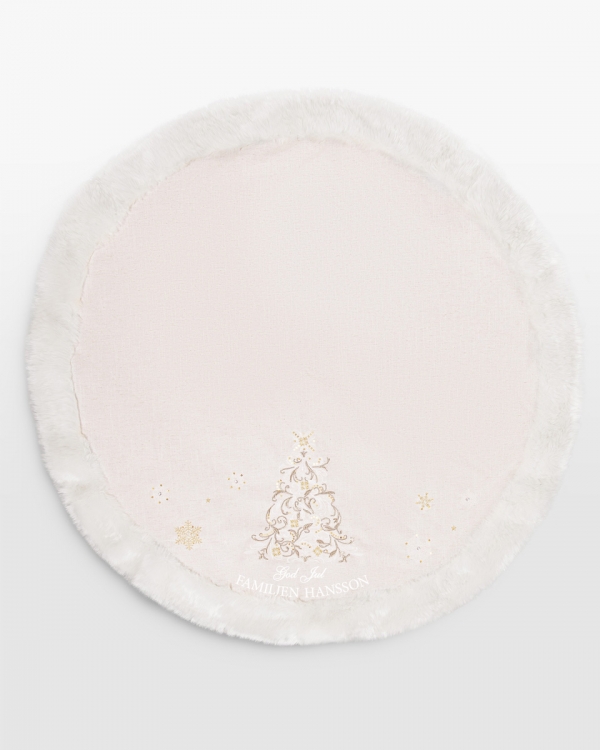 beige julgransmatta med pälskant, kommer med familjens namn