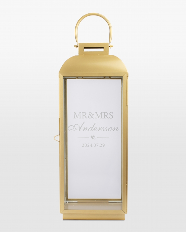 Guldfärgad ljuslykta med gravyr, en personlig bröllopsgåva