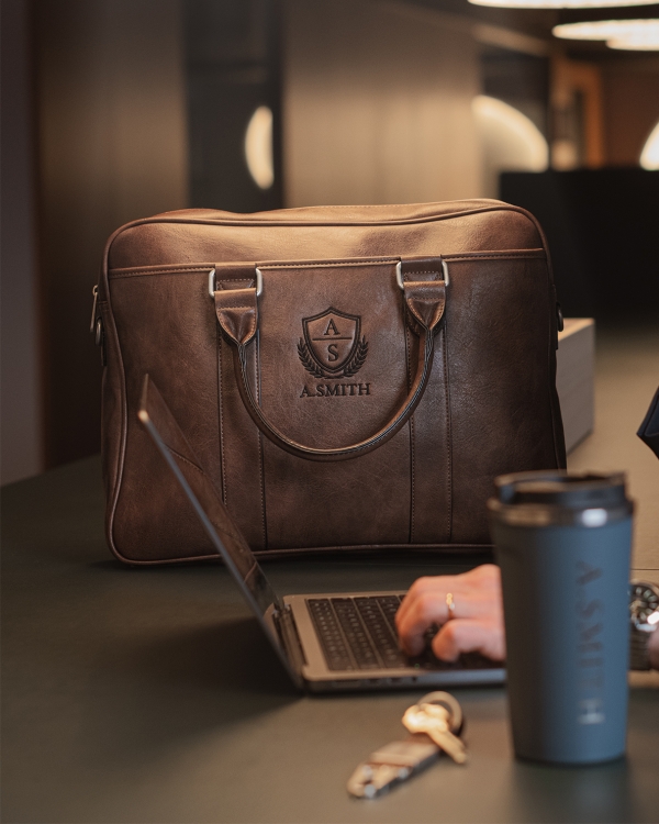 Brun laptopväska med namn, perfekt för jobb