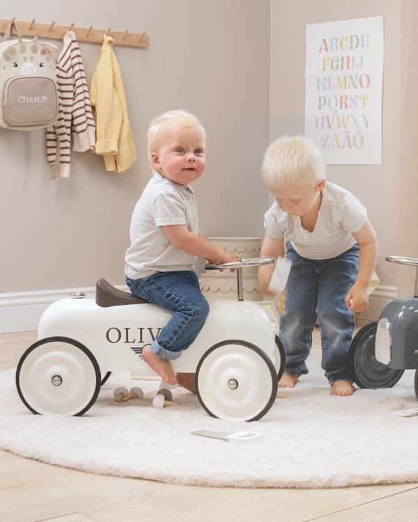 Mini Sparkbil med namn vit