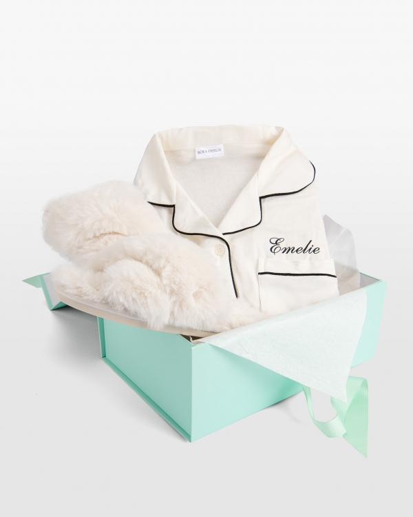 Pyjamas med namn och fluffiga tofflor i set för henne, i presentlåda