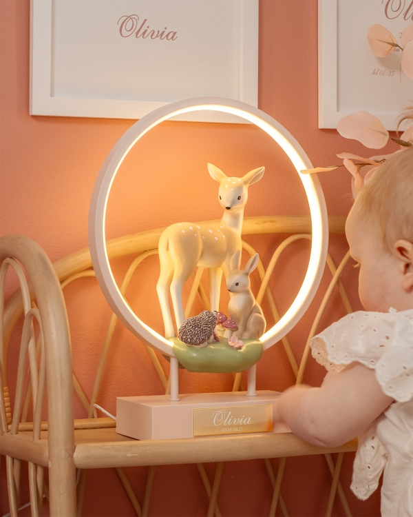 nattlampa som graveras med barnets namn