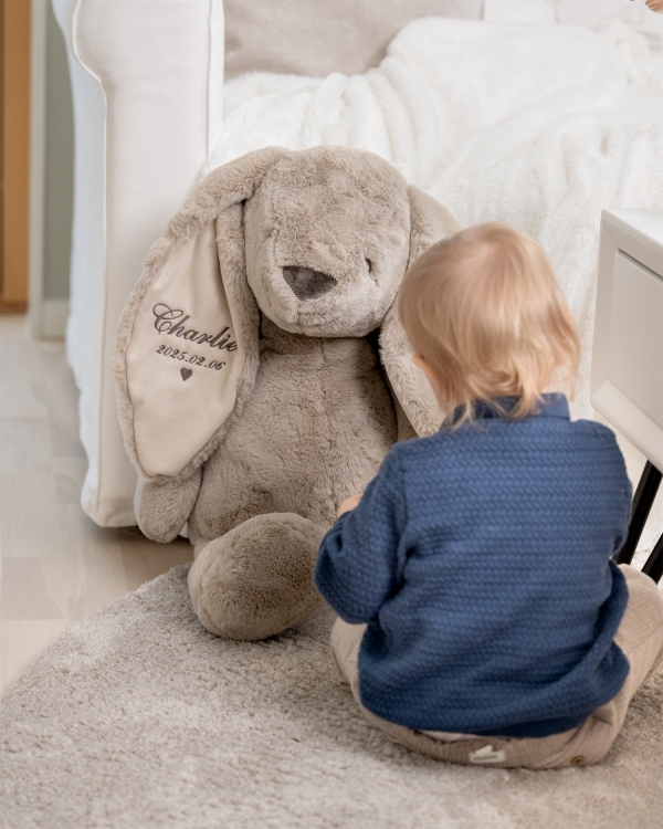 stort gosedjur med broderat namn och datum