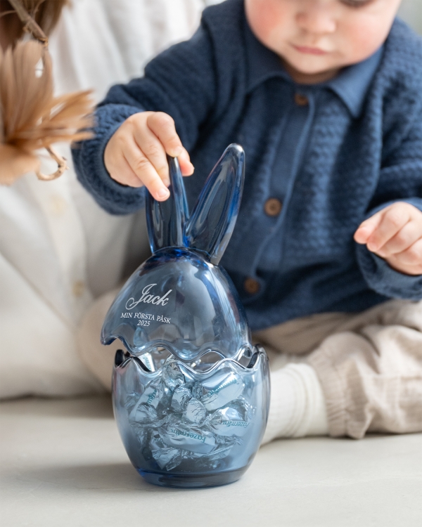 Blått glasägg för påsk, med graverat namn och valfri text