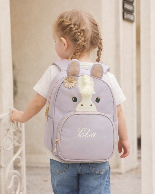 Lila barnryggsäck med hästmotiv och brodyr