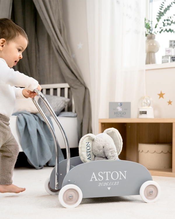 Blå lära gå vagn med namn och datum