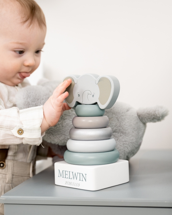 Stapeltorn som går i grönt med elefantmotiv och namn