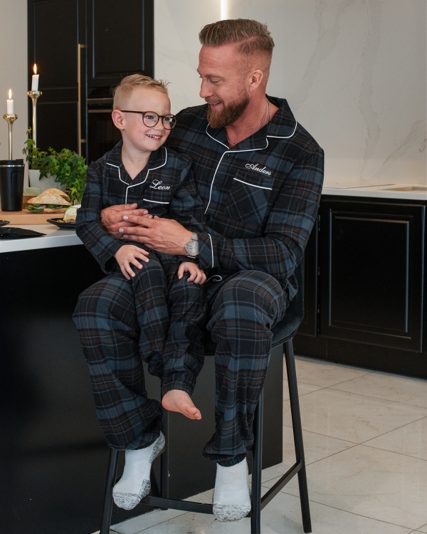 Låt barn och pappa matcha med varsin flanellpyjamas