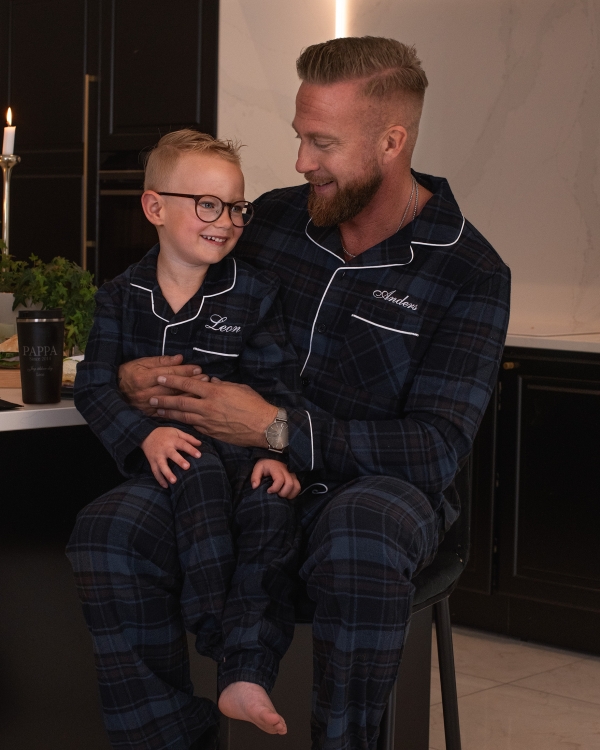 låt pappa och barn matcha med varsin personlig pyjamas