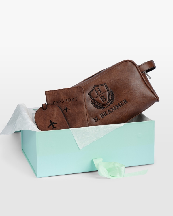 Presentset i brunt med broderad necessär, passfodral och bagagetag