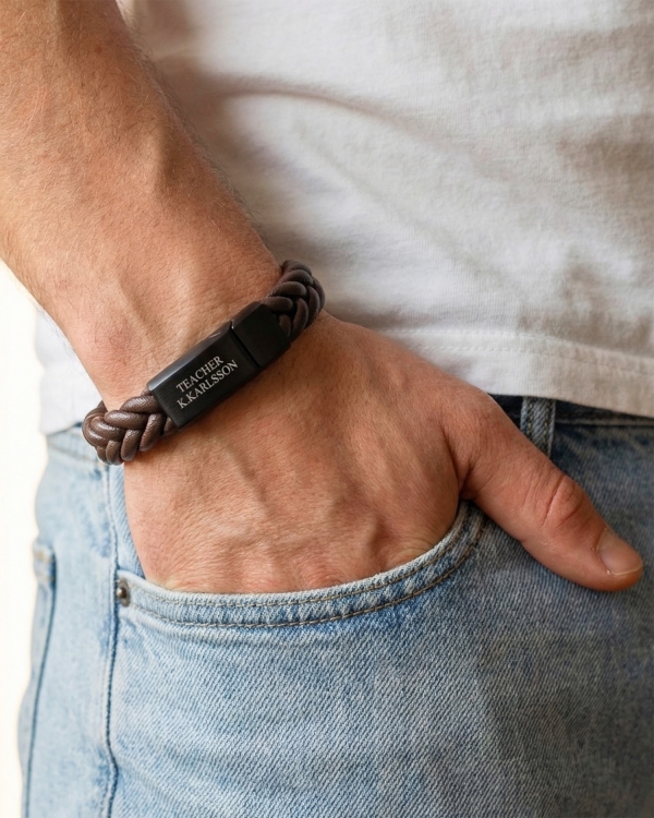 Brunt flätat armband med personlig text