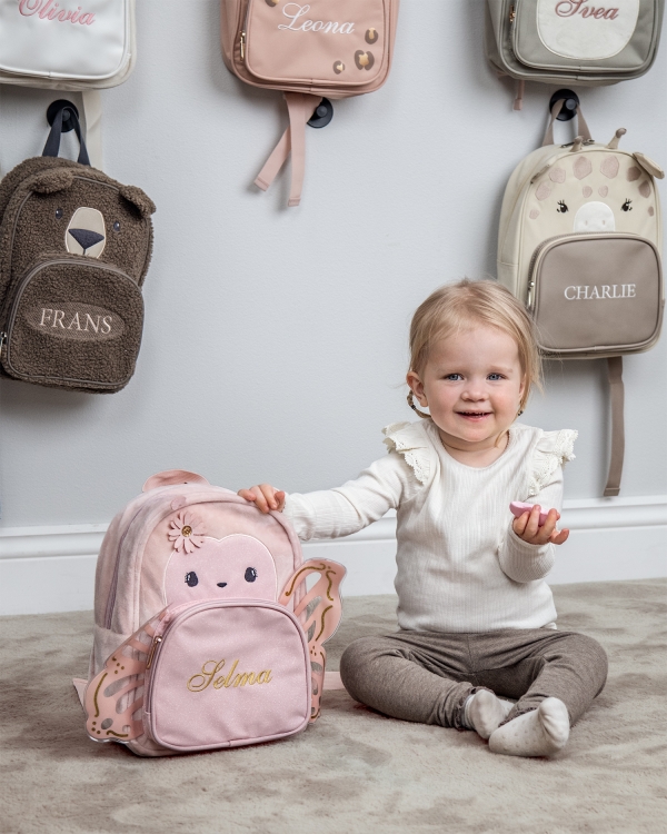 Ryggsäck för förskolebarn i form av en fjäril, med broderat namn