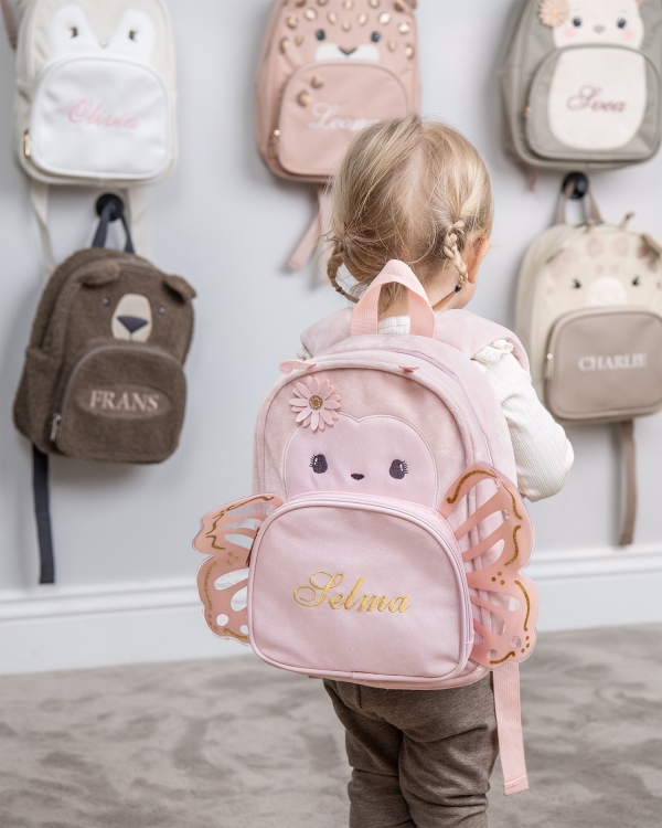 rosa ryggsäck i motiv av en fjäril