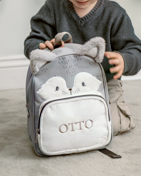 barnryggsäck i form av en räv, med broderat namn
