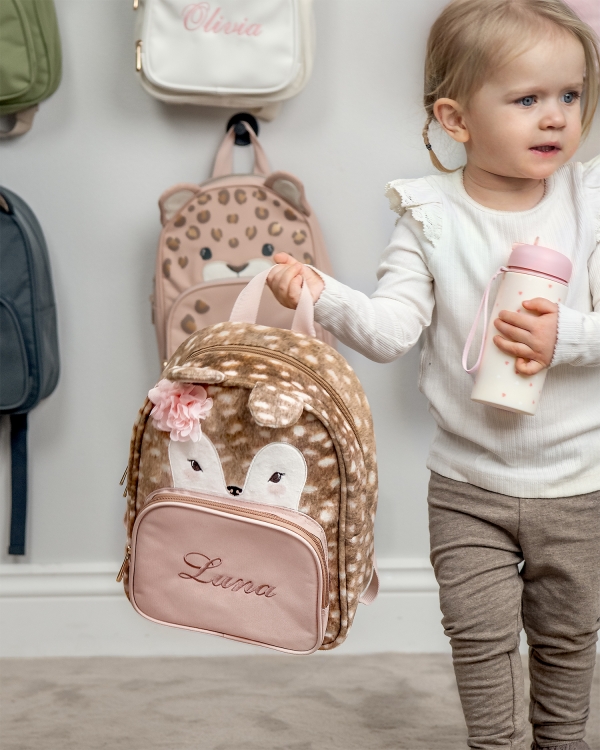 Ryggsäck för förskolebarn i form av ett rådjur, med broderat namn