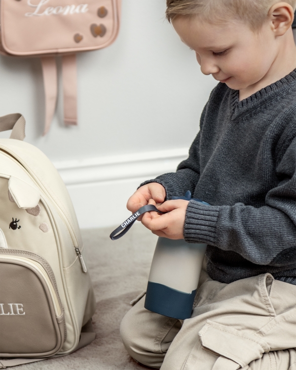 blå vattenflaska i silikon