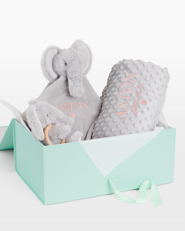 presentset med snuttefilt, bitring och babyfilt med namn