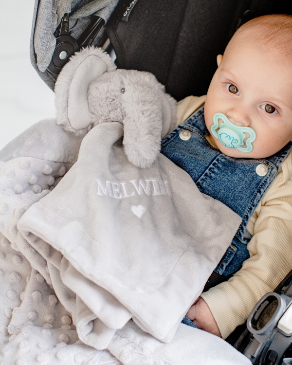Snuttefilt med elefantmotiv och barnets namn broderat