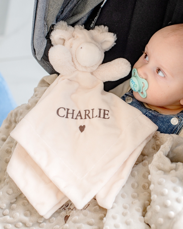 Snuttefilt formad som en giraff, broderas med namn