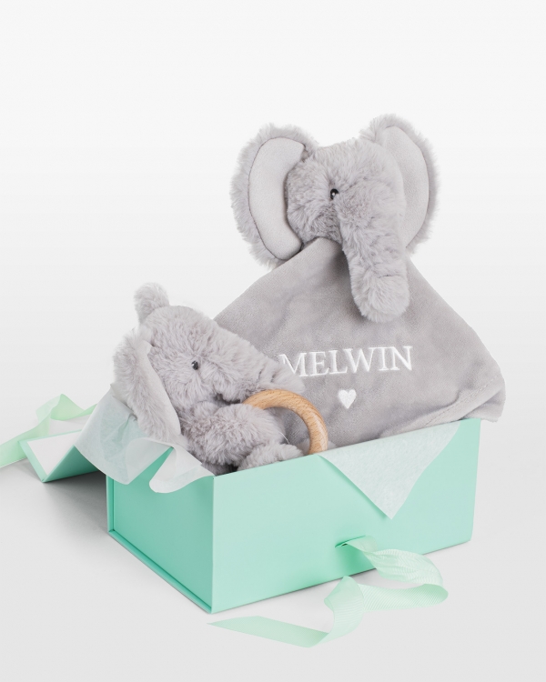 presentset med snuttefilt och bitring med namn