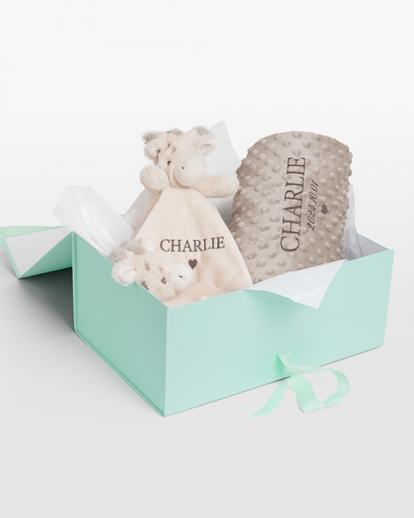presentset med snuttefilt, skallra och babyfilt med namn i girafftema