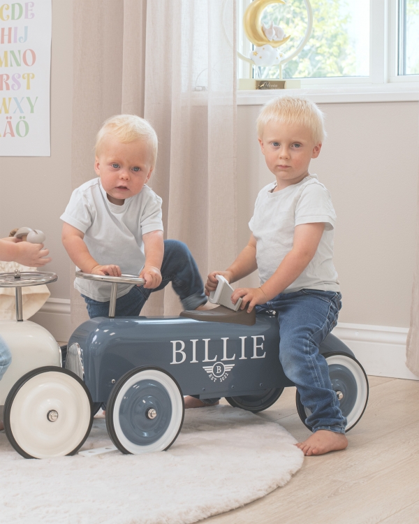 sparkbil i plåt som trycks med barnets namn