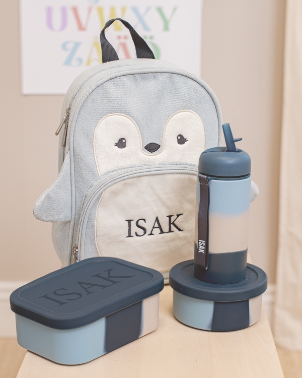 Förskoleset med barnryggsäck, vattenflaska och matlåda