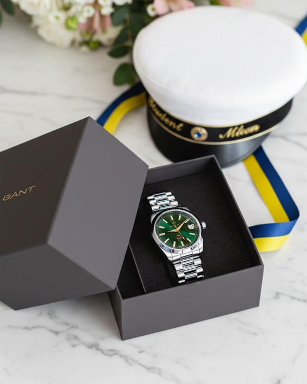 Graverad klocka från Gant, i metall till student