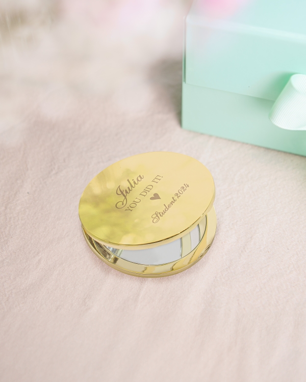 Fickspegel med namn ingraverat