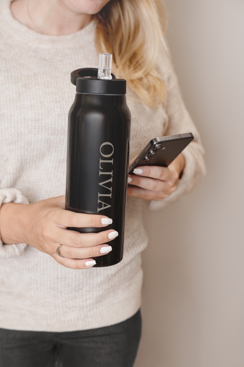 svart vattenflaska med mobilhållare