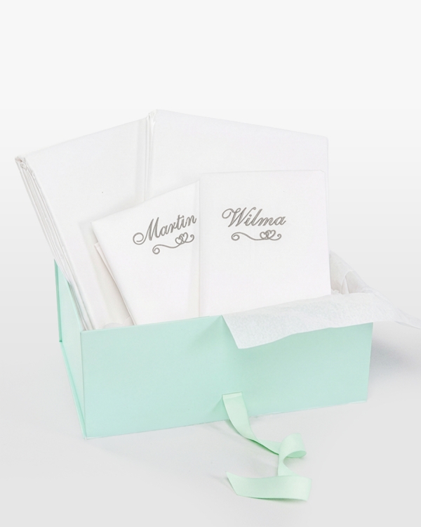 Vita påslakanset med personlig brodyr med kärlekstema