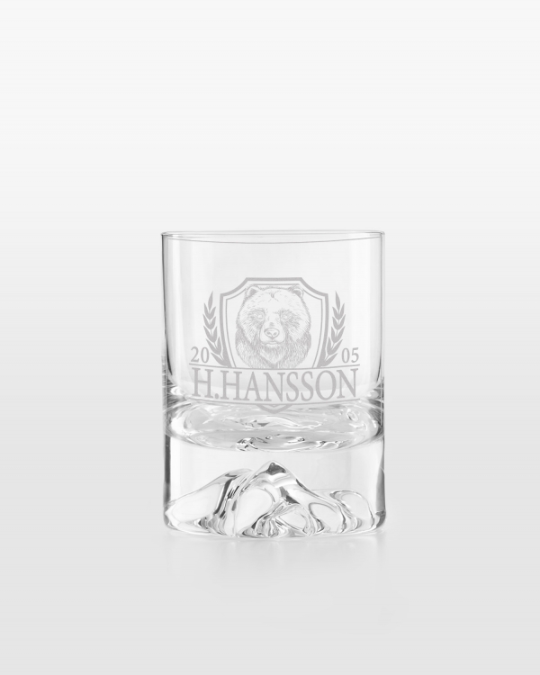 graverat whiskyglas med björnmotiv